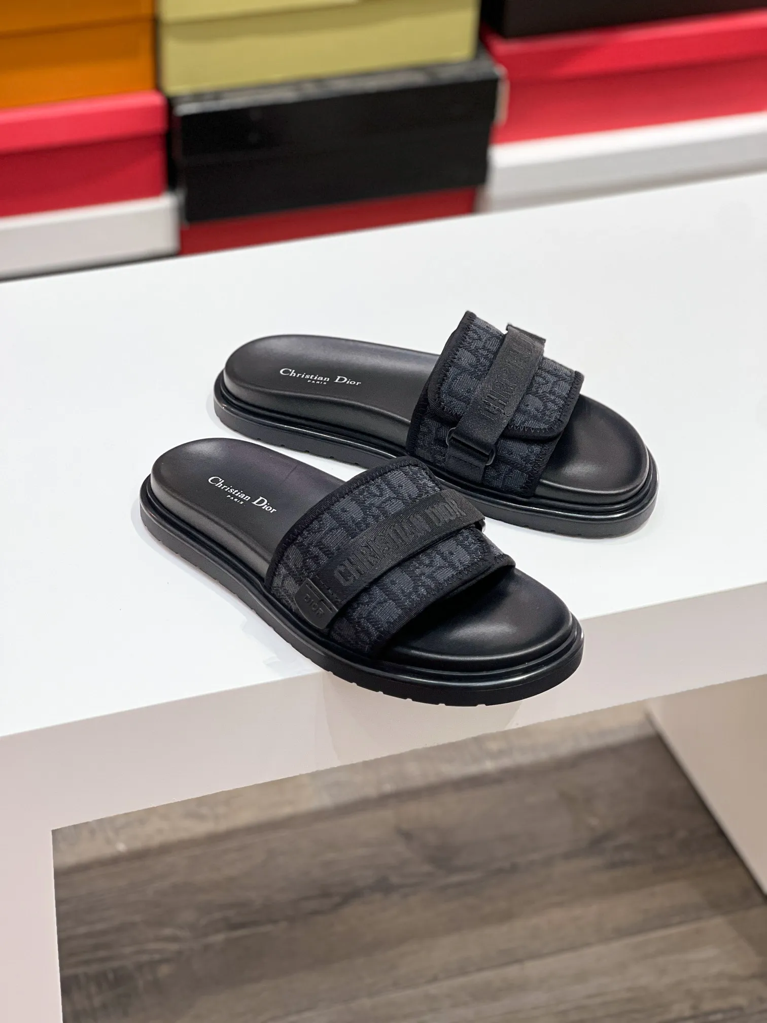 Men's men's shoes 💰320 [DIOR] top version. 2024ss Dior’s latest men’s slippers are a must-have. Dior Alias ​​Men's Genuine Leather Slippers This summer new Alias ​​sandal embodies a casual and elegant style. Carefully crafted from grained cow leather and Oblique printed fabric, with cowhide lining! Cross-strap design with metal-clad brass CD Diamond logo. The imported cowhide leather and rubber sole adds sophistication and comfort, while Oblique print-effect anti-slip panels add style. Size39-44 (38.45 customized)